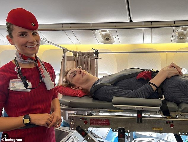 Cách người phụ nữ cao nhất thế giới thực hiện chuyến bay đầu tiên trong đời - Ảnh 2.