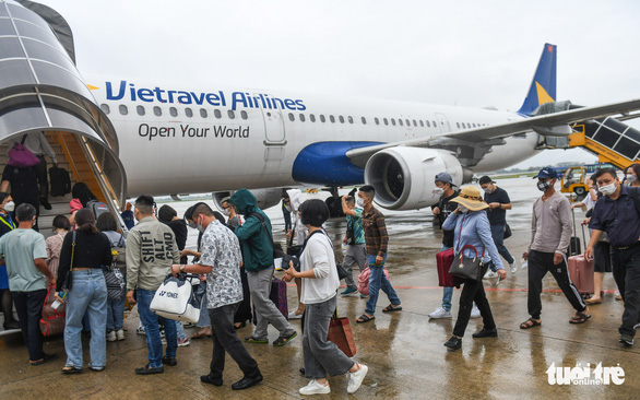 Vé máy bay Tết tăng giá mạnh, hành khách bày chiêu bay vòng Thái Lan về Hà Nội rẻ hơn - Ảnh 1.