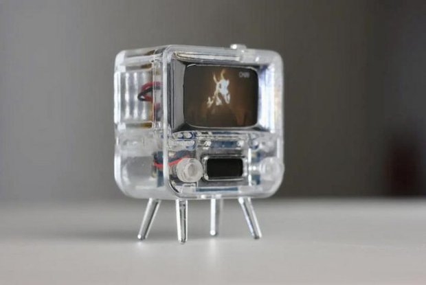 Đây chính là chiếc TV nhỏ nhất thế giới, có kích thước chỉ bằng một con tem! - Ảnh 1.