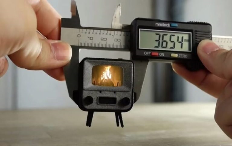 Độc đáo chiếc tivi nhỏ nhất thế giới, kích thước chỉ bằng tem thư - Ảnh 1.