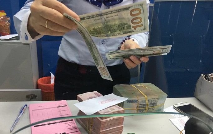 Giá USD ngân hàng và tự do cùng hạ nhiệt - Ảnh 1. Giá USD ngân hàng và tự do cùng hạ nhiệt - Ảnh 1.