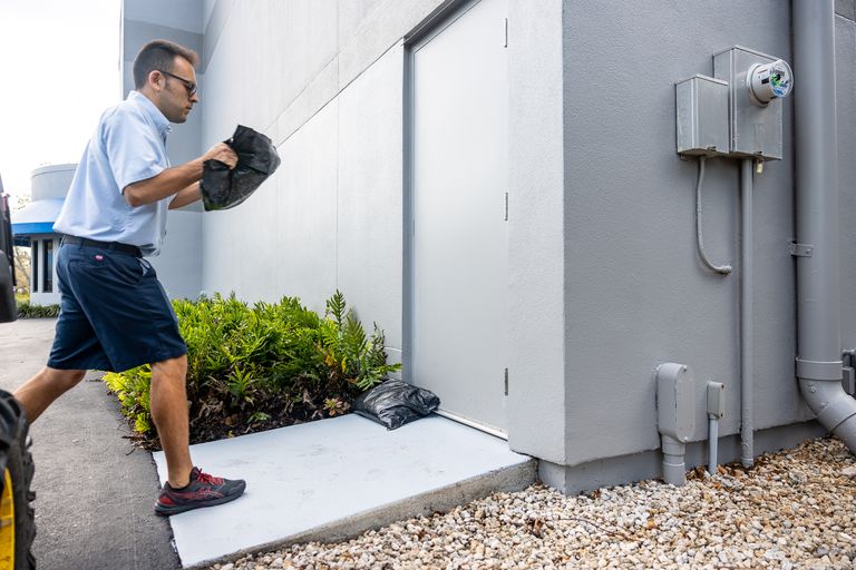 Xe cổ đắt giá được bảo vệ thế nào trước thảm họa tự nhiên như bão lũ? - Ảnh 2.