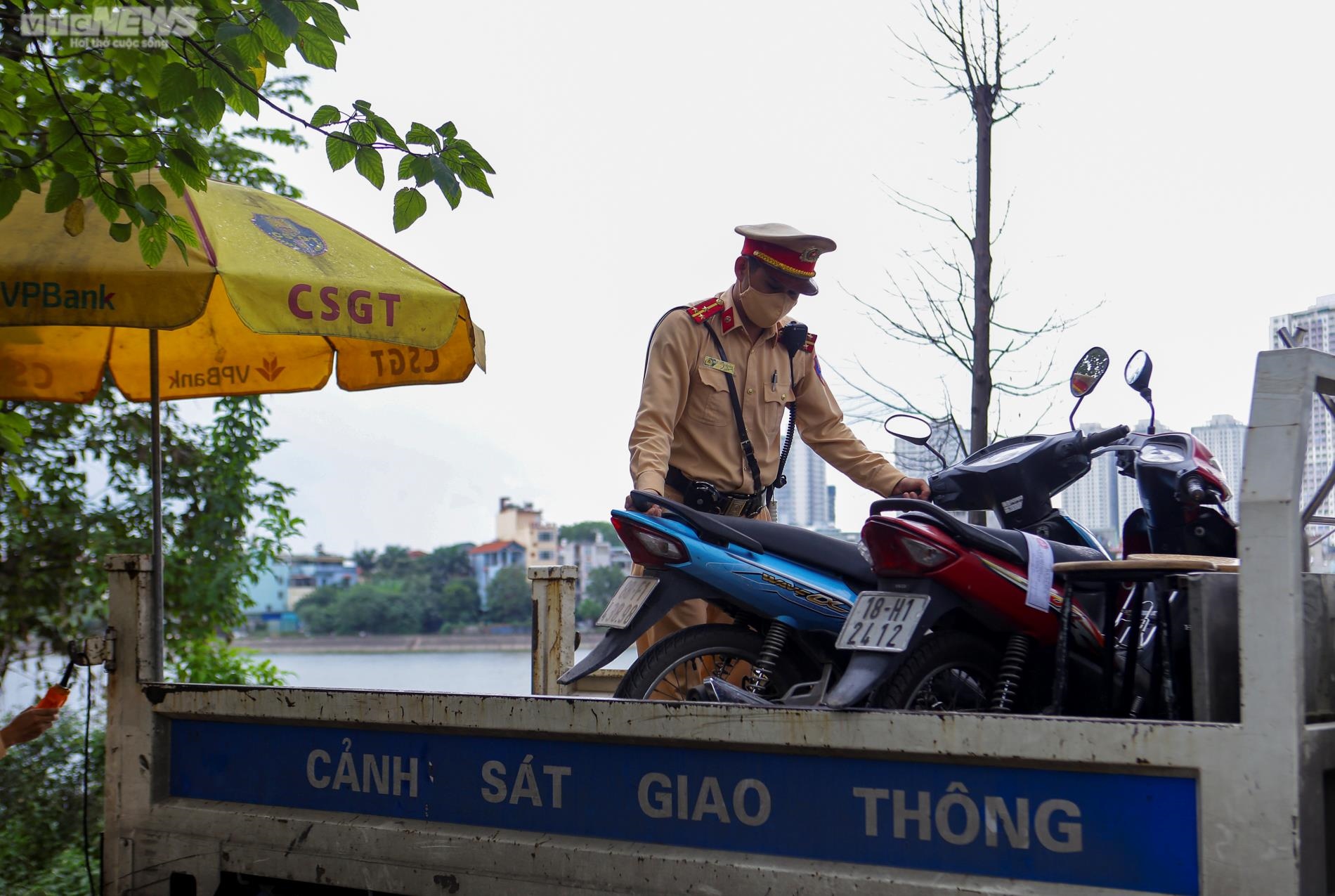 Uống với bạn 2 chén rượu, tài xế méo mặt khi nhận biên bản xử phạt nồng độ cồn - Ảnh 12.