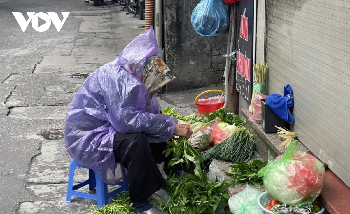 Người Hà Nội co ro trong mưa rét đầu đông - Ảnh 10.