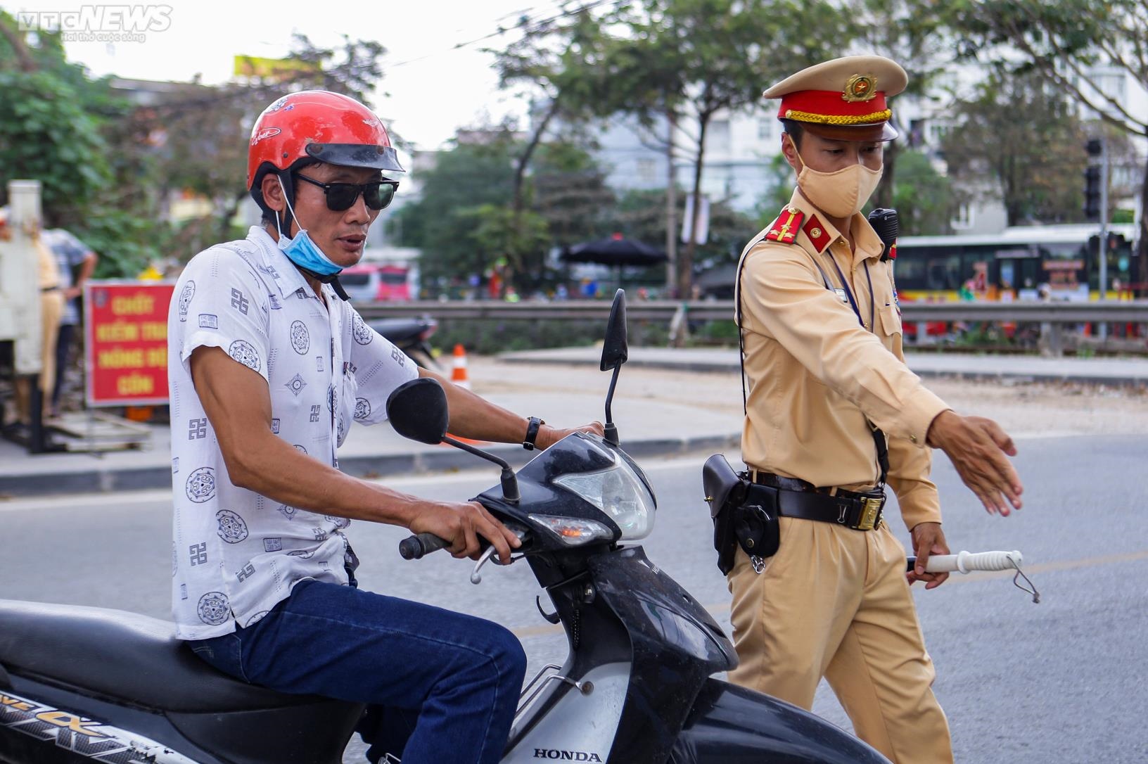 Uống với bạn 2 chén rượu, tài xế méo mặt khi nhận biên bản xử phạt nồng độ cồn - Ảnh 2.