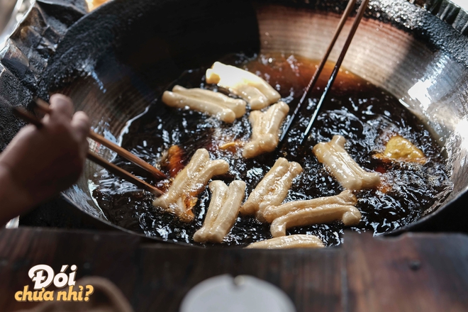 Hà Nội rét thật rồi, càn quét ngay các món bánh nóng hổi gọi tên mùa đông này thôi! - Ảnh 5. Hà Nội rét thật rồi, càn quét ngay các món bánh nóng hổi gọi tên mùa đông này thôi! - Ảnh 5.