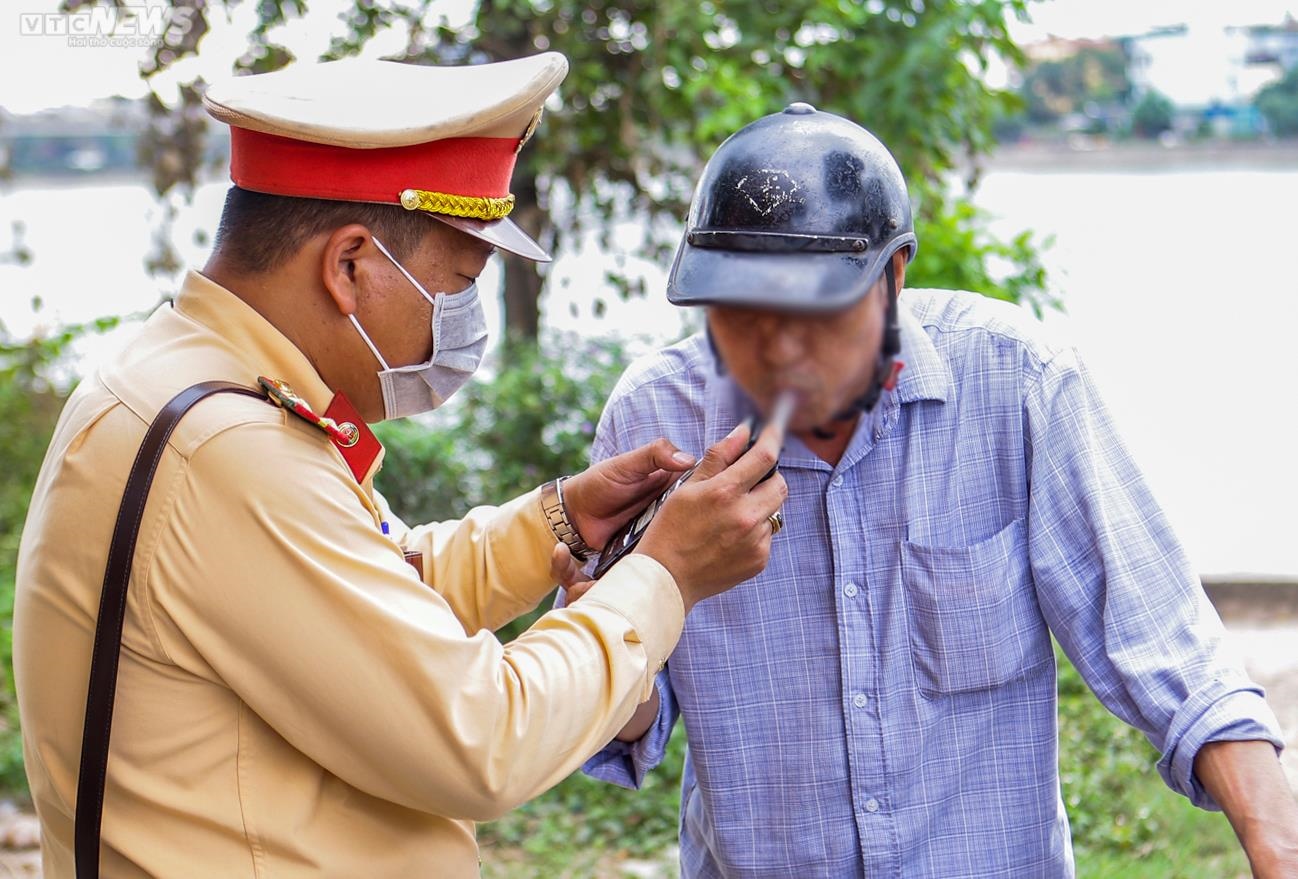 Uống với bạn 2 chén rượu, tài xế méo mặt khi nhận biên bản xử phạt nồng độ cồn - Ảnh 8.