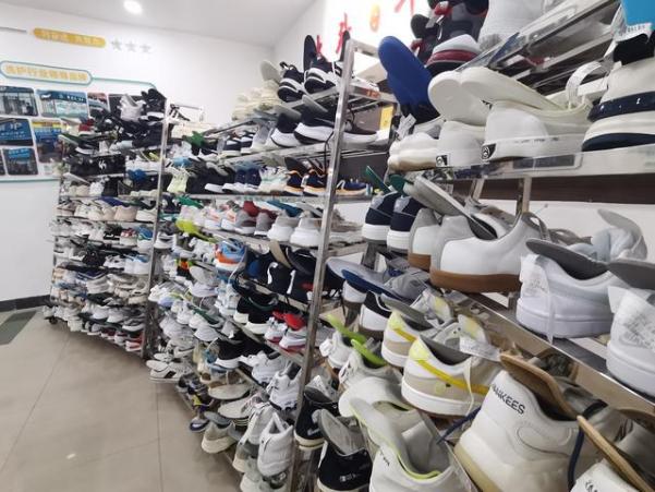 Dịch vụ giặt giày cực hot ở Trung Quốc: Quẹt điện thoại là có người tới cửa lấy giày giặt sạch sẽ thơm tho, thợ gen Z lương cao hơn tân cử nhân - Ảnh 3.