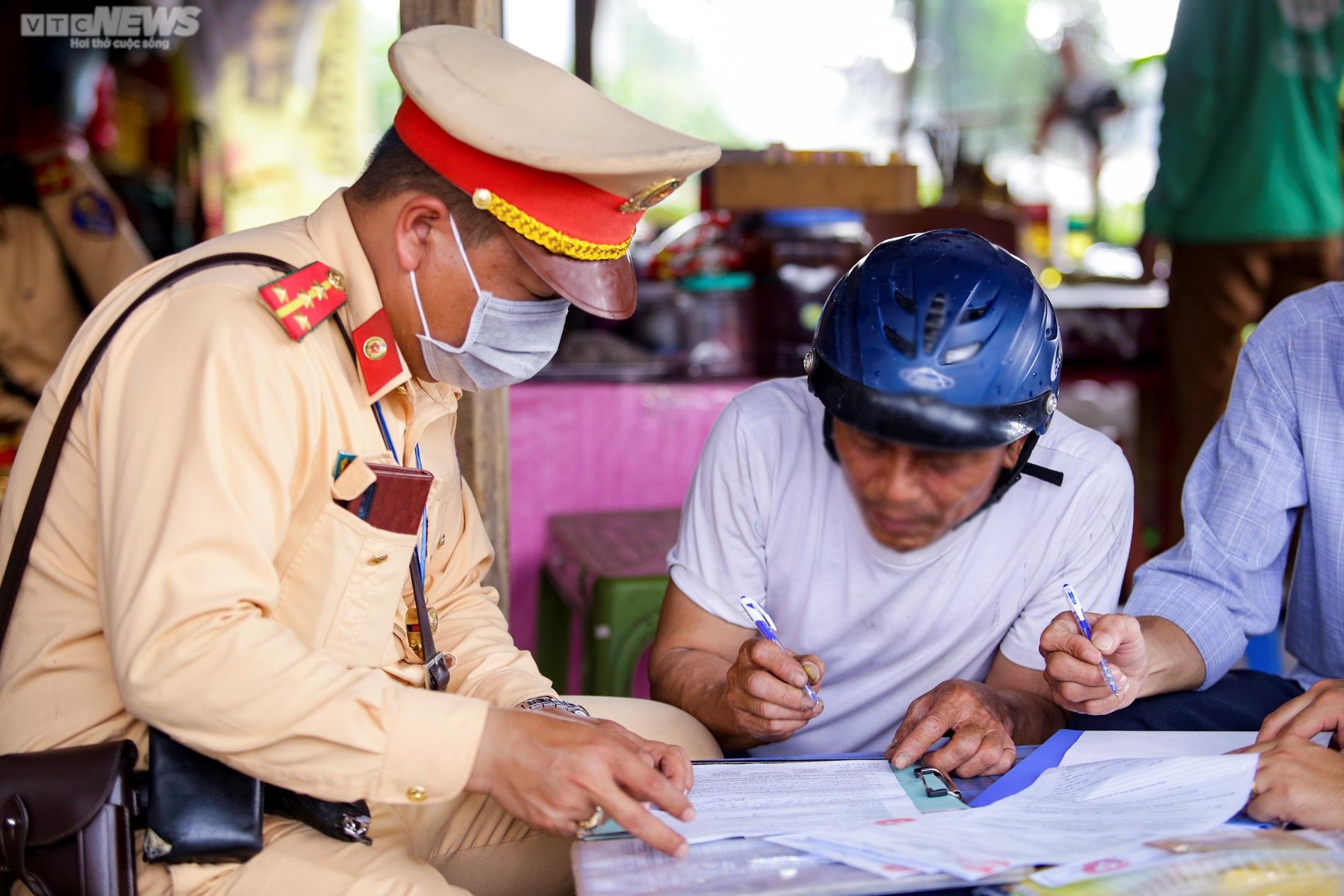 Uống với bạn 2 chén rượu, tài xế méo mặt khi nhận biên bản xử phạt nồng độ cồn - Ảnh 7.