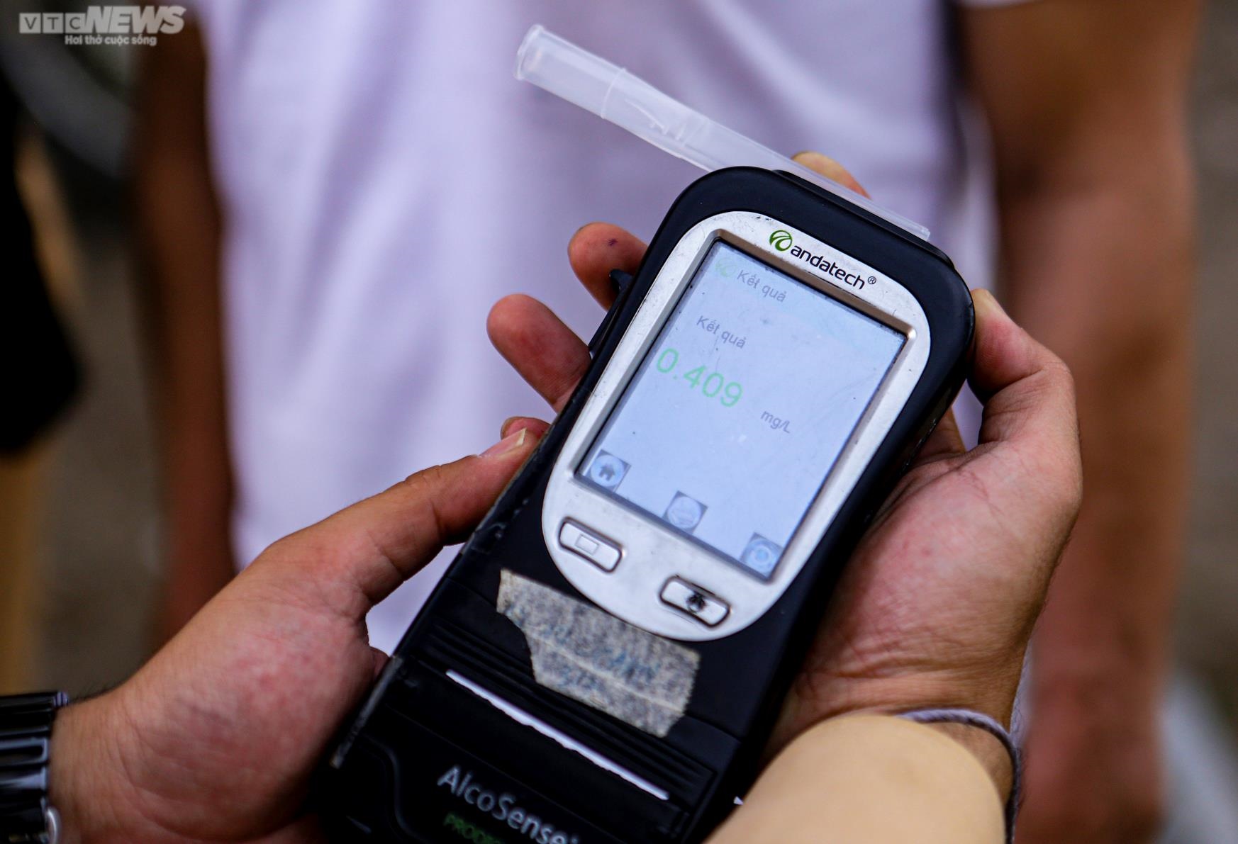 Uống với bạn 2 chén rượu, tài xế méo mặt khi nhận biên bản xử phạt nồng độ cồn - Ảnh 5.