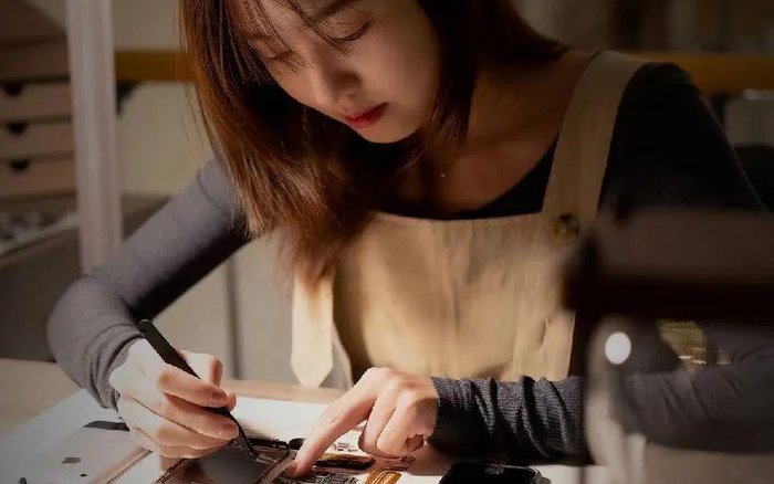 Cô gái 26 tuổi có thu nhập hơn 10 tỷ đồng/năm nhờ tháo dỡ điện thoại cũ - Ảnh 1.