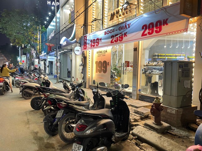 Quần áo ấm đại hạ giá hút khách từ vỉa hè đến cửa hàng lớn ở Hà Nội - Ảnh 8. Quần áo ấm đại hạ giá hút khách từ vỉa hè đến cửa hàng lớn ở Hà Nội - Ảnh 8.