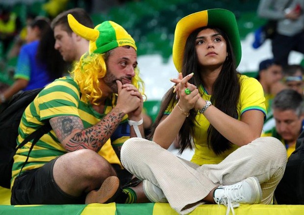 Chùm ảnh: Dàn mỹ nữ Brazil khoe sắc lần cuối trên khán đài World Cup 2022 - Ảnh 14.