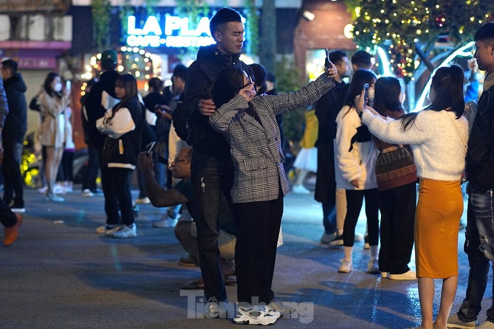 Phố lên đèn, giới trẻ Hà thành lên đồ check in không gian Giáng sinh rực rỡ - Ảnh 17. Phố lên đèn, giới trẻ Hà thành lên đồ check in không gian Giáng sinh rực rỡ - Ảnh 17.