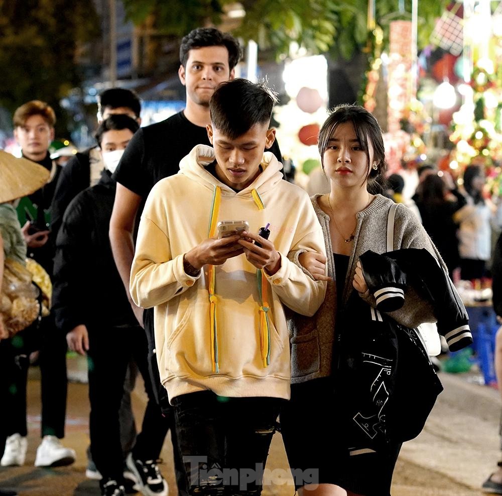 Phố lên đèn, giới trẻ Hà thành lên đồ check in không gian Giáng sinh rực rỡ - Ảnh 7. Phố lên đèn, giới trẻ Hà thành lên đồ check in không gian Giáng sinh rực rỡ - Ảnh 7.