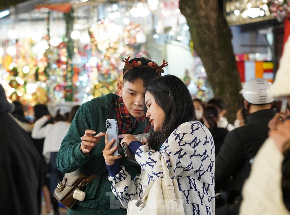 Phố lên đèn, giới trẻ Hà thành lên đồ check in không gian Giáng sinh rực rỡ - Ảnh 6. Phố lên đèn, giới trẻ Hà thành lên đồ check in không gian Giáng sinh rực rỡ - Ảnh 6.