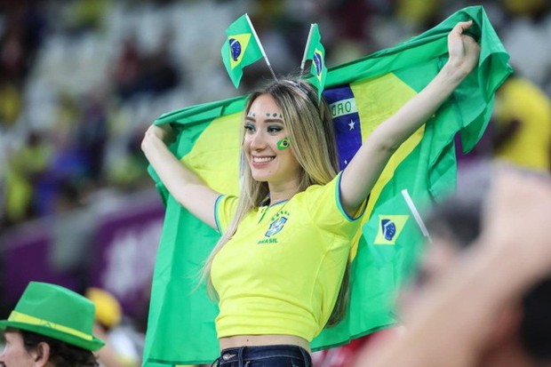 Chùm ảnh: Dàn mỹ nữ Brazil khoe sắc lần cuối trên khán đài World Cup 2022 - Ảnh 1.