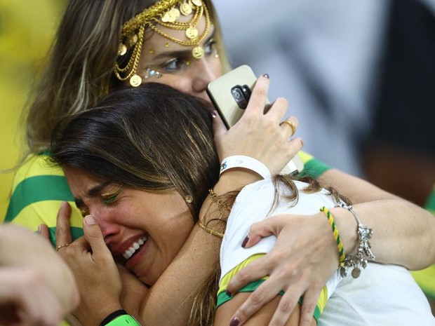 Chùm ảnh: Dàn mỹ nữ Brazil khoe sắc lần cuối trên khán đài World Cup 2022 - Ảnh 13.