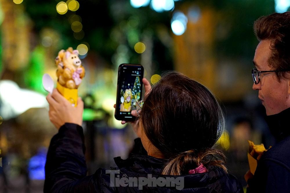 Phố lên đèn, giới trẻ Hà thành lên đồ check in không gian Giáng sinh rực rỡ - Ảnh 16. Phố lên đèn, giới trẻ Hà thành lên đồ check in không gian Giáng sinh rực rỡ - Ảnh 16.