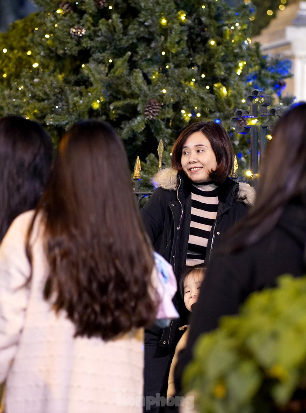 Phố lên đèn, giới trẻ Hà thành lên đồ check in không gian Giáng sinh rực rỡ - Ảnh 15. Phố lên đèn, giới trẻ Hà thành lên đồ check in không gian Giáng sinh rực rỡ - Ảnh 15.