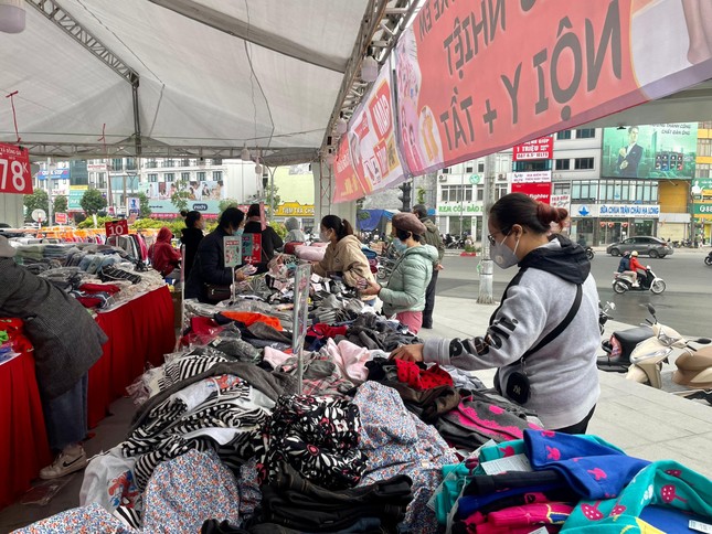 Quần áo ấm đại hạ giá hút khách từ vỉa hè đến cửa hàng lớn ở Hà Nội - Ảnh 5. Quần áo ấm đại hạ giá hút khách từ vỉa hè đến cửa hàng lớn ở Hà Nội - Ảnh 5.