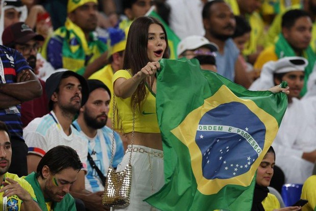 Chùm ảnh: Dàn mỹ nữ Brazil khoe sắc lần cuối trên khán đài World Cup 2022 - Ảnh 11.