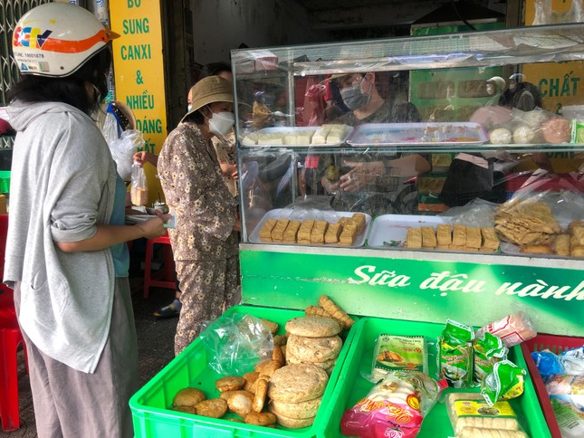 Giá thực phẩm ở chợ truyền thống ‘leo thang’ - Ảnh 1.