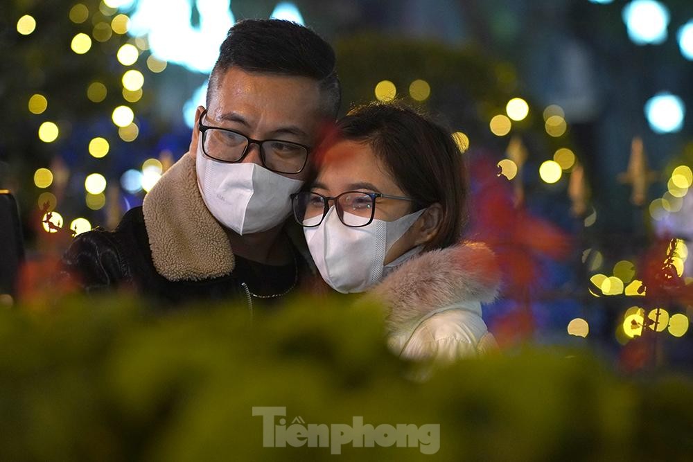 Phố lên đèn, giới trẻ Hà thành lên đồ check in không gian Giáng sinh rực rỡ - Ảnh 14. Phố lên đèn, giới trẻ Hà thành lên đồ check in không gian Giáng sinh rực rỡ - Ảnh 14.