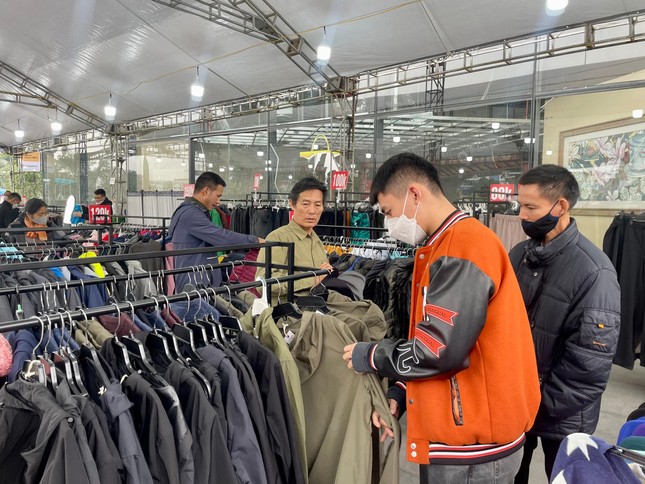 Quần áo ấm đại hạ giá hút khách từ vỉa hè đến cửa hàng lớn ở Hà Nội - Ảnh 4. Quần áo ấm đại hạ giá hút khách từ vỉa hè đến cửa hàng lớn ở Hà Nội - Ảnh 4.