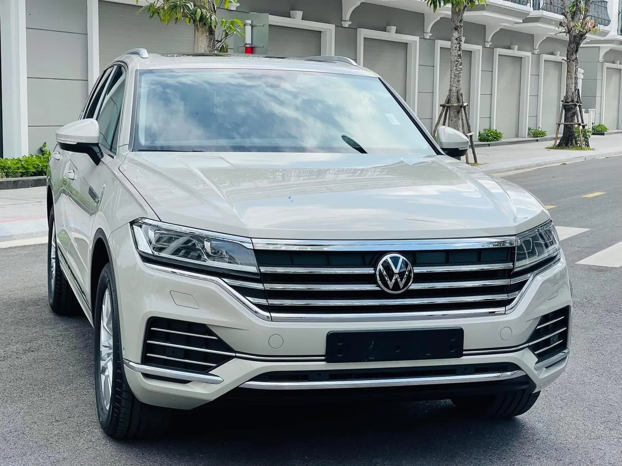 Vừa ra mắt tại Việt Nam, Volkswagen Touareg đã tăng giá 100 triệu đồng - Ảnh 2.