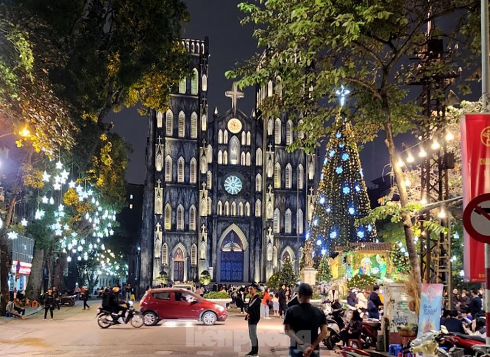 Phố lên đèn, giới trẻ Hà thành lên đồ check in không gian Giáng sinh rực rỡ - Ảnh 13. Phố lên đèn, giới trẻ Hà thành lên đồ check in không gian Giáng sinh rực rỡ - Ảnh 13.