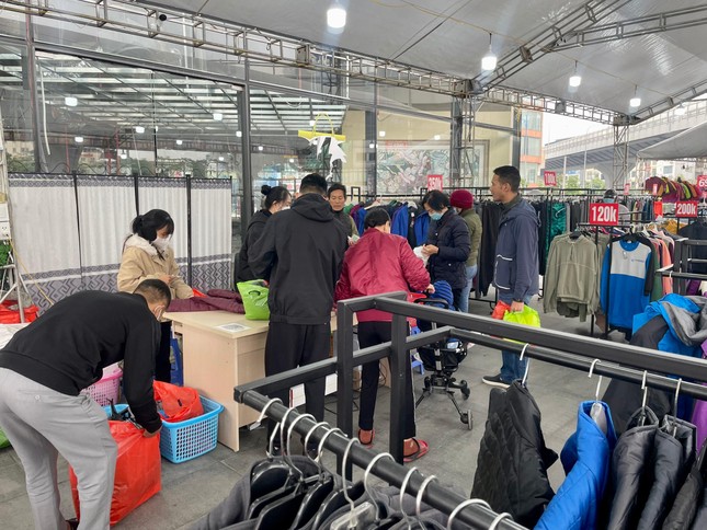 Quần áo ấm đại hạ giá hút khách từ vỉa hè đến cửa hàng lớn ở Hà Nội - Ảnh 3. Quần áo ấm đại hạ giá hút khách từ vỉa hè đến cửa hàng lớn ở Hà Nội - Ảnh 3.