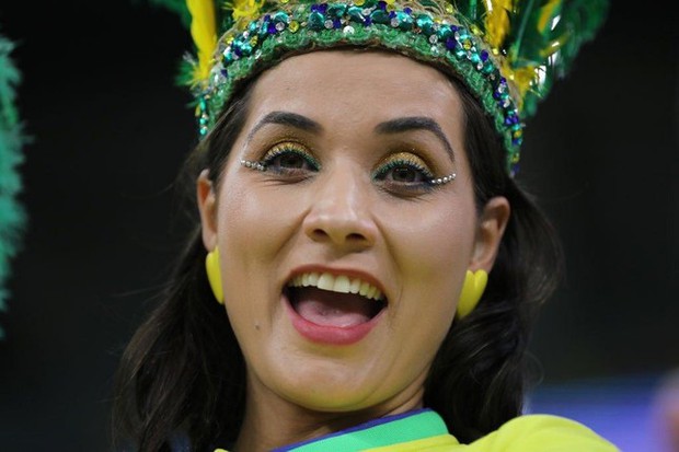 Chùm ảnh: Dàn mỹ nữ Brazil khoe sắc lần cuối trên khán đài World Cup 2022 - Ảnh 9.