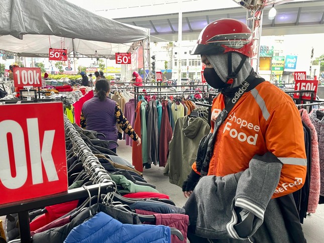 Quần áo ấm đại hạ giá hút khách từ vỉa hè đến cửa hàng lớn ở Hà Nội - Ảnh 2. Quần áo ấm đại hạ giá hút khách từ vỉa hè đến cửa hàng lớn ở Hà Nội - Ảnh 2.