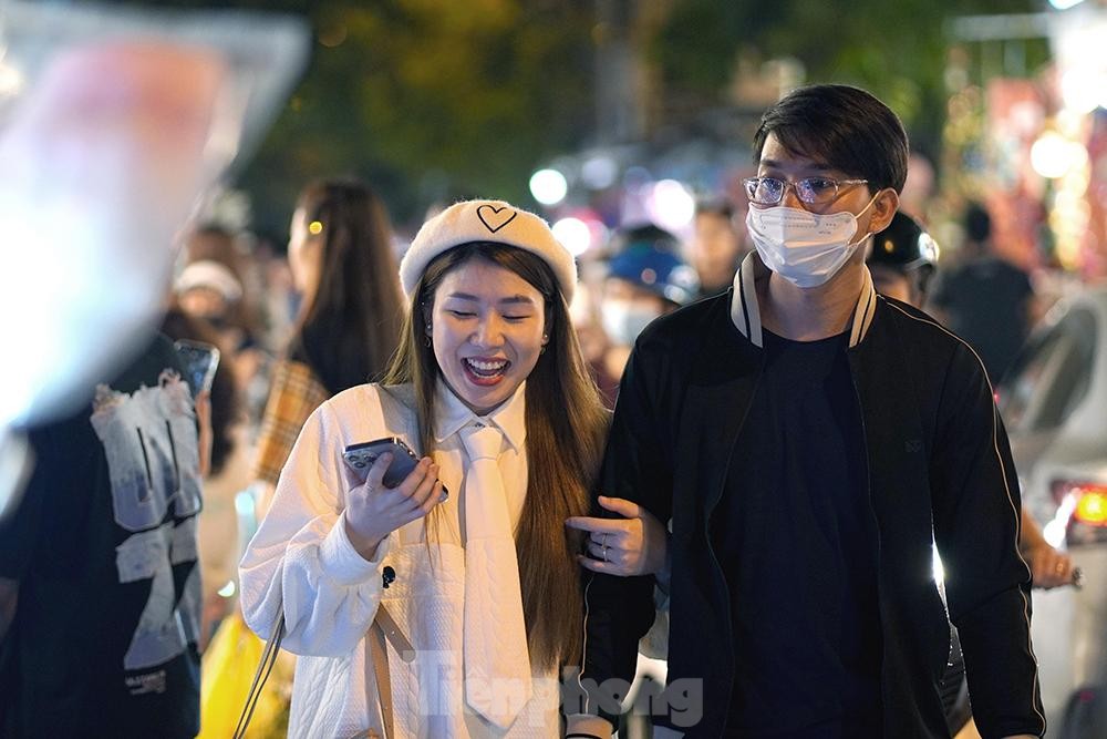 Phố lên đèn, giới trẻ Hà thành lên đồ check in không gian Giáng sinh rực rỡ - Ảnh 11. Phố lên đèn, giới trẻ Hà thành lên đồ check in không gian Giáng sinh rực rỡ - Ảnh 11.