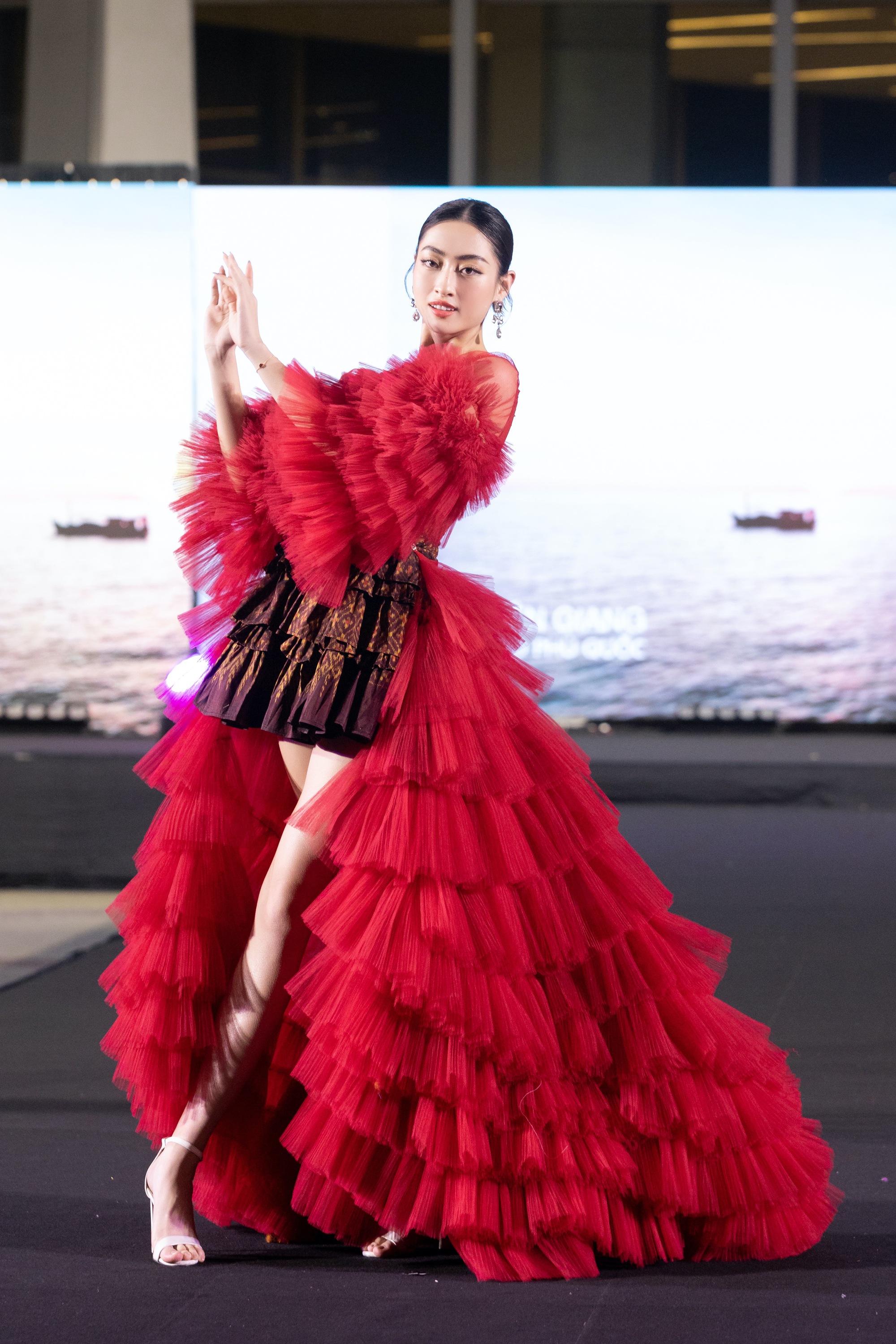 Hương Giang, Thùy Tiên diện áo dài tại Tuần lễ thời trang Thái Lan - Ảnh 7.