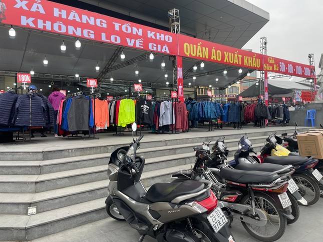 Quần áo ấm đại hạ giá hút khách từ vỉa hè đến cửa hàng lớn ở Hà Nội - Ảnh 1. Quần áo ấm đại hạ giá hút khách từ vỉa hè đến cửa hàng lớn ở Hà Nội - Ảnh 1.
