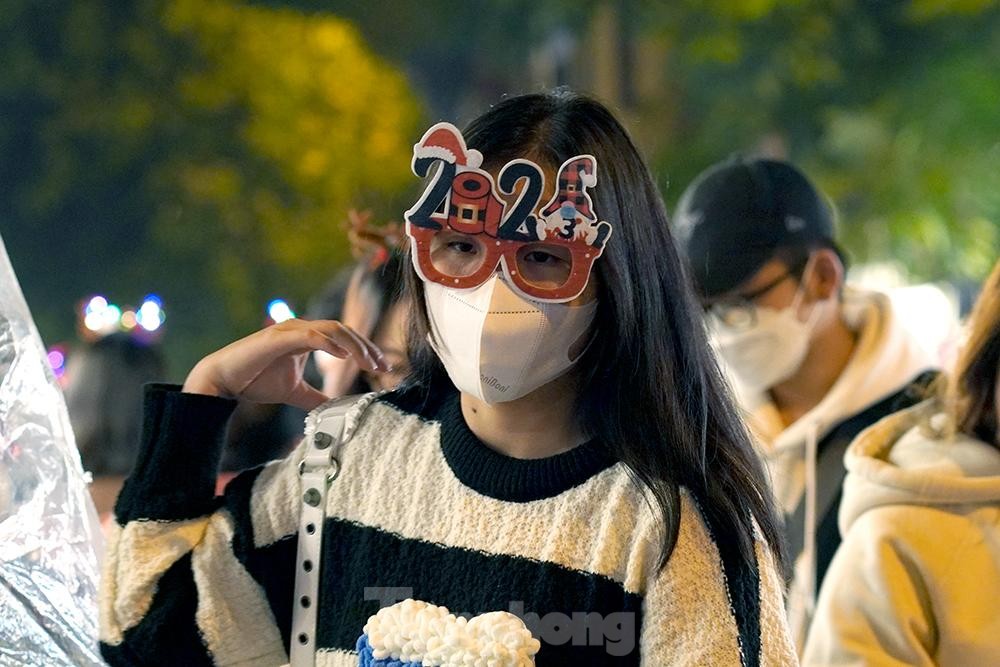 Phố lên đèn, giới trẻ Hà thành lên đồ check in không gian Giáng sinh rực rỡ - Ảnh 10. Phố lên đèn, giới trẻ Hà thành lên đồ check in không gian Giáng sinh rực rỡ - Ảnh 10.