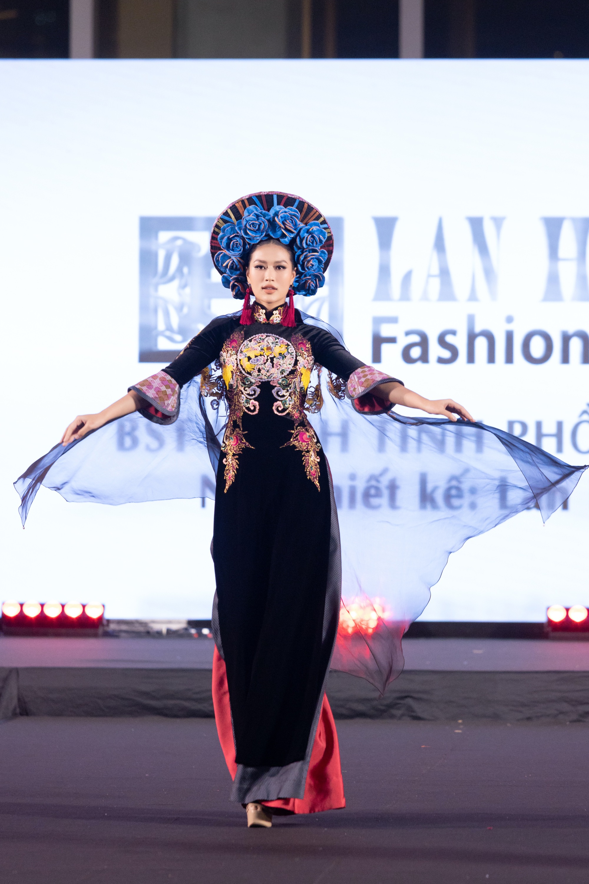 Hương Giang, Thùy Tiên diện áo dài tại Tuần lễ thời trang Thái Lan - Ảnh 6.