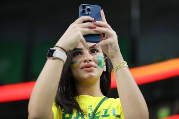 Chùm ảnh: Dàn mỹ nữ Brazil khoe sắc lần cuối trên khán đài World Cup 2022 - Ảnh 6.