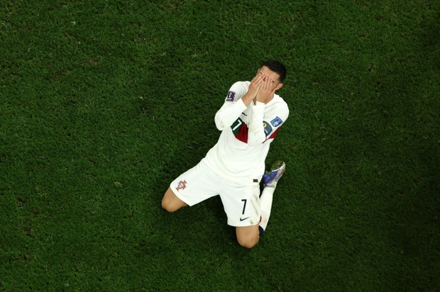 Ronaldo không phải là người thể hiện cảm xúc dễ dàng nhưng mới đây anh đã khóc trên sân cỏ. Những bức ảnh Ronaldo khóc mới nhất đang gây sốt trên mạng xã hội. Hãy cùng đón xem cảnh tượng xúc động này!