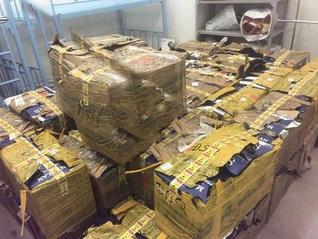 Khởi tố vụ án buôn lậu trên chuyến bay giải cứu từ Nga về Việt Nam - Ảnh 1. Khởi tố vụ án buôn lậu trên chuyến bay giải cứu từ Nga về Việt Nam - Ảnh 1.