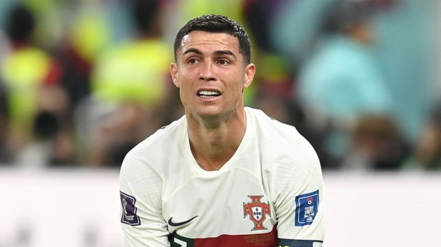 Gương mặt đầy cảm xúc của Ronaldo khi anh khóc sẽ khiến bạn bị cuốn hút và tò mò hơn về lý do của nước mắt của anh ấy. Chắc chắn đó là một hình ảnh đáng xem và cảm động.