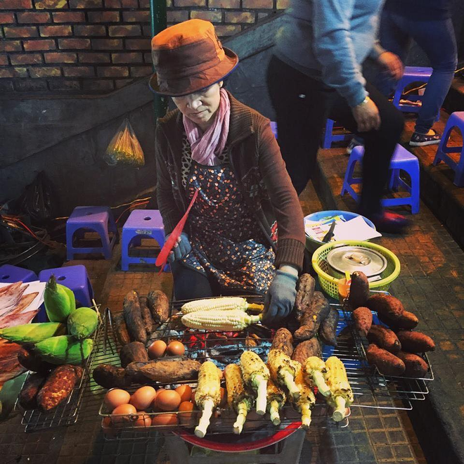  Không khí lạnh tăng cường ở Hà Nội, làm ấm chiếc bụng ngay với những món nóng hổi từ ăn vặt đến ăn no này - Ảnh 3.