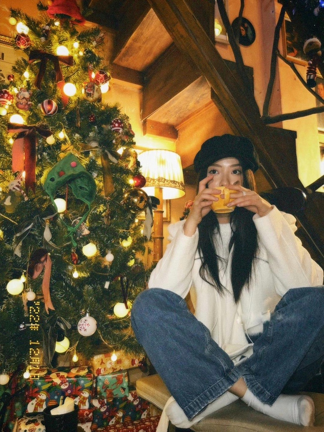  Dành cho hội mê sống ảo: Có 1 loạt quán cà phê trang trí Giáng sinh đẹp lung linh ở Hà Nội này!  - Ảnh 29.