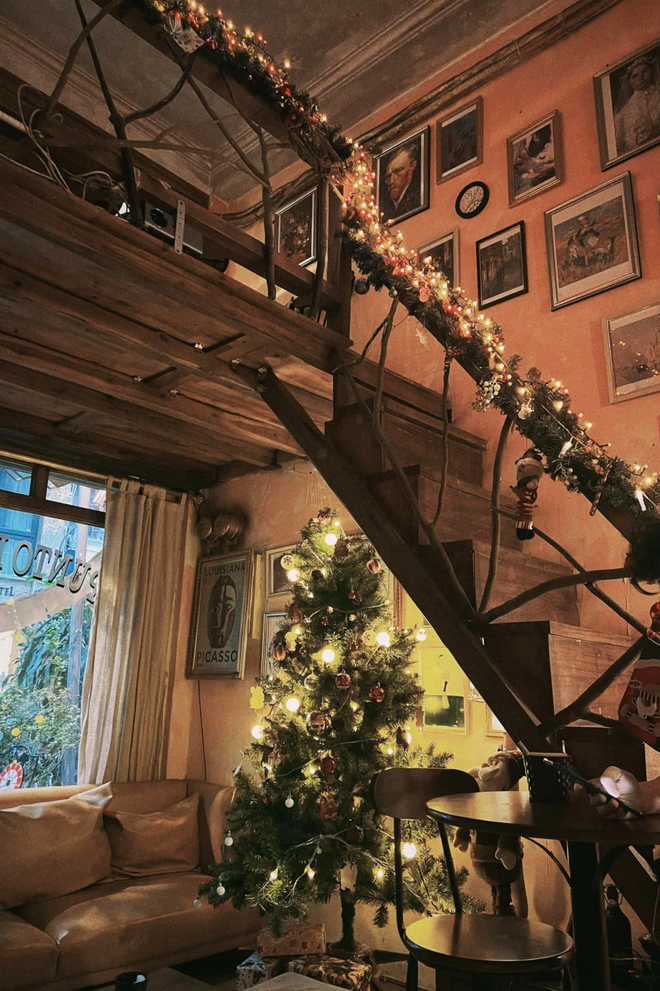  Dành cho hội mê sống ảo: Có 1 loạt quán cà phê trang trí Giáng sinh đẹp lung linh ở Hà Nội này!  - Ảnh 27.
