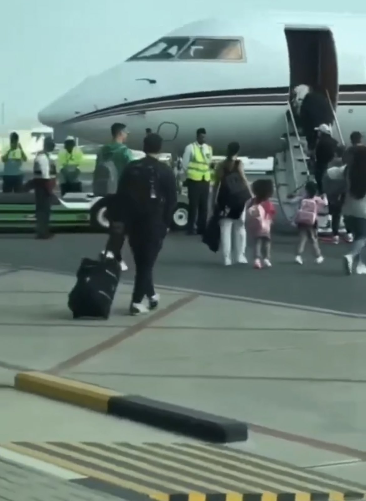 Ronaldo cùng bạn gái rời Qatar trên chuyên cơ 24 triệu USD - Ảnh 3.