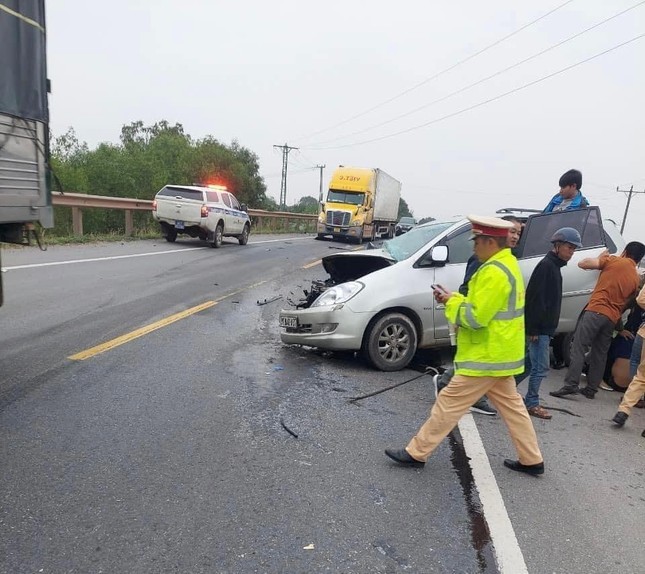 Xe khách lật xuống vệ đường sau khi đâm đối đầu xe con trên đường tránh TP. Đồng Hới - Ảnh 3. Xe khách lật xuống vệ đường sau khi đâm đối đầu xe con trên đường tránh TP. Đồng Hới - Ảnh 3.