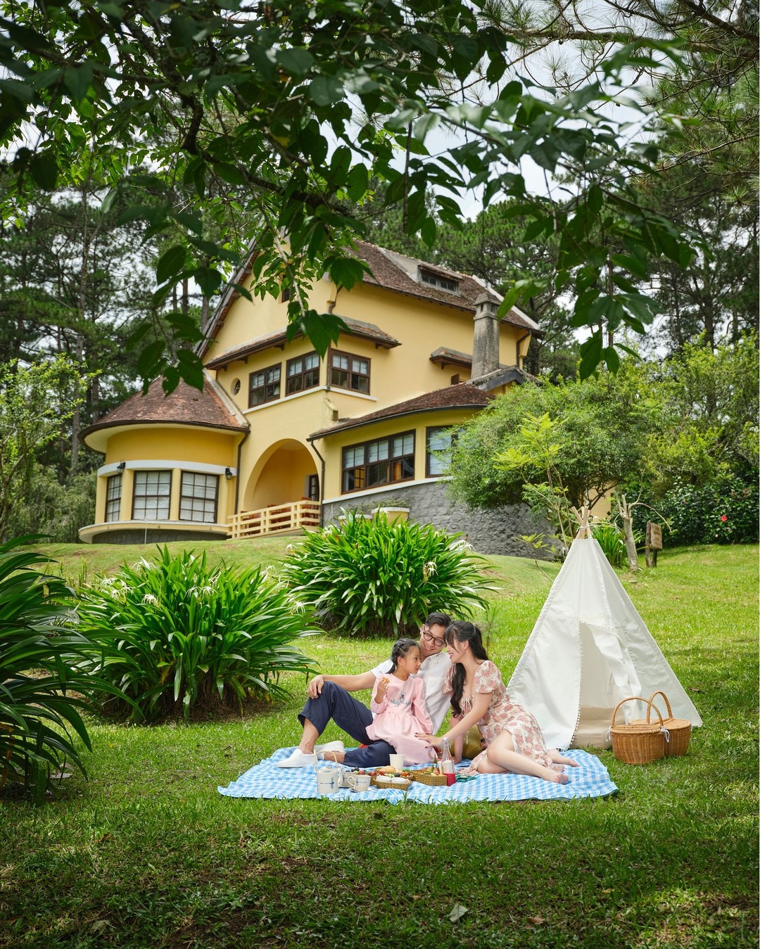 Du khách đến Đà Lạt bắt đầu chuộng tham quan các ngôi biệt thự cổ thay cho quán cà phê giữa núi rừng - Ảnh 29. Du khách đến Đà Lạt bắt đầu chuộng tham quan các ngôi biệt thự cổ thay cho quán cà phê giữa núi rừng - Ảnh 29.