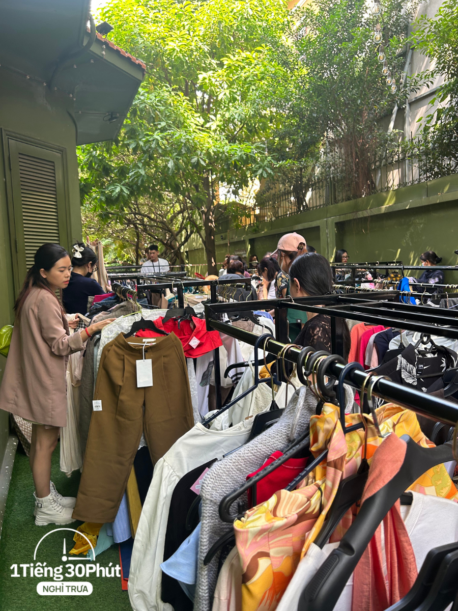 Cuối năm hội dân văn phòng đi săn đồ thanh lý của người nổi tiếng vào giờ nghỉ trưa - Ảnh 4.